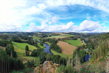 Luftbild der malerischen Flussschleife am Petersgrat Blick, die sich durch eine vielfältige Landschaft schlängelt. Die Szene wirkt ruhig und idyllisch. Joditz, Köditz, Oberfranken, Deutschland.