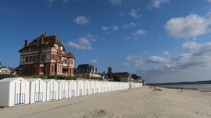 Le Crotoy, ville de la baie de Somme, en Picardie / Hauts-de-France, paysage de plage de sable fin...