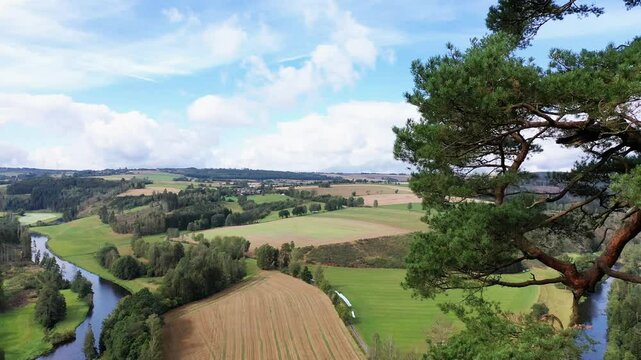 Luftaufnahme der malerischen Flussschleife am Petersgrat Blick, die sich durch eine vielf&auml;ltige Landschaft schl&auml;ngelt. Die Szene wirkt ruhig und idyllisch. Joditz, K&ouml;ditz, Oberfranken, Deutschland.