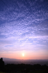 富山県砺波平野に沈む夕日と夏雲