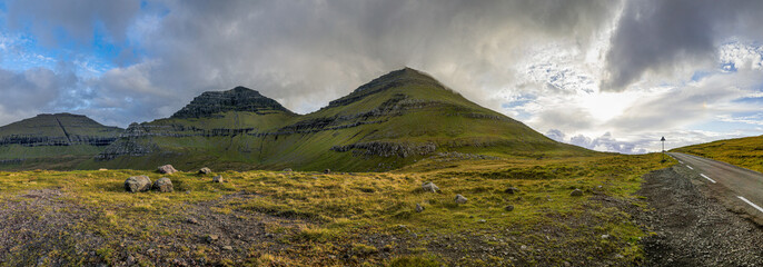 Berglandschaft Panorama auf den Färöer Inseln  