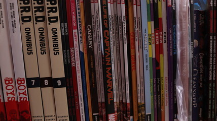 Obraz premium CARDIFF, MID GLAMORGAN, WALES UK - OCTOBER 3, 2024: COMIC BOOKS ON SHELVES DISPLAY PAPERBACKS 