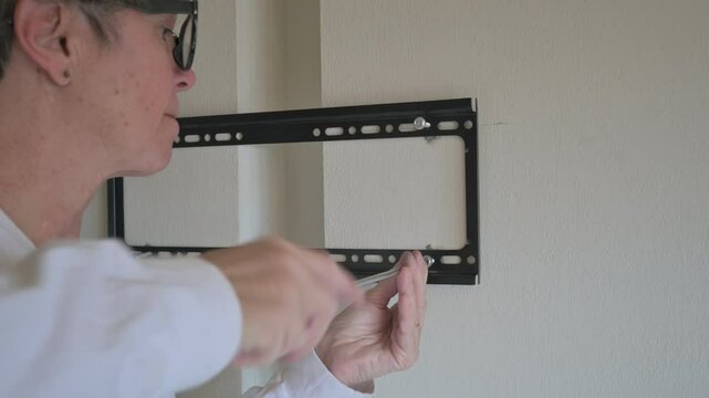 Atornillando soporte TV en pared
