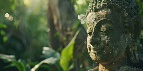 Obraz premium Slow motion hindu ancient religious buddha statue in dense tropical forest jungle.