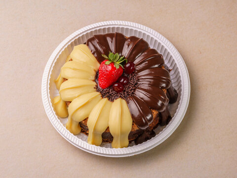 Bolo vulc&atilde;o de chocolate com brigadeiro e morango
