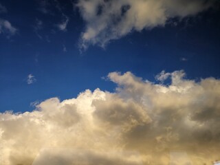 Obraz premium Scenic Evening Sunset: A Twilight Sky Of Orange, Pink, And Purple Clouds Over The Horizon