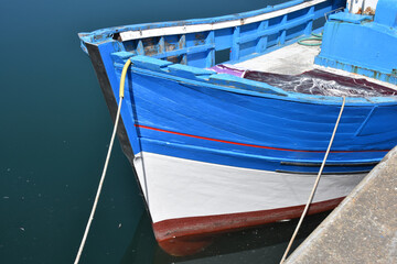 coque de bateau de p&ecirc;cheur, bleue et blanche. 