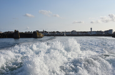 Sillage de vedette au départ de Port Joinvielle, Vendée, France. 