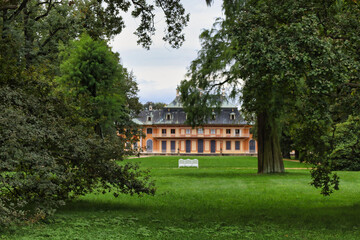 Morgenstimmung im Herbst, Schloss und Park Pillnitz an der Elbe bei Dresden, Sachsen, Deutschland	