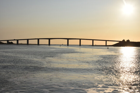 Pont de Noirmoutier en contrejour avec coucher de soleil. 