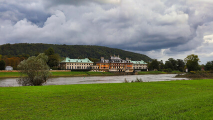 Blick auf das Schloss Pillnitz mit Elbe, Elbe bei Pillnitz, Schloss und Park Pillnitz an der Elbe bei Dresden, Sachsen, Deutschland	