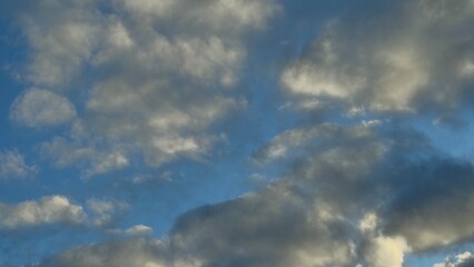 Ciel nuageux bleu gris