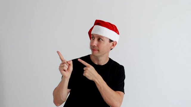homem com roupa de natal, express&atilde;o feliz apontando para promo&ccedil;&atilde;o 