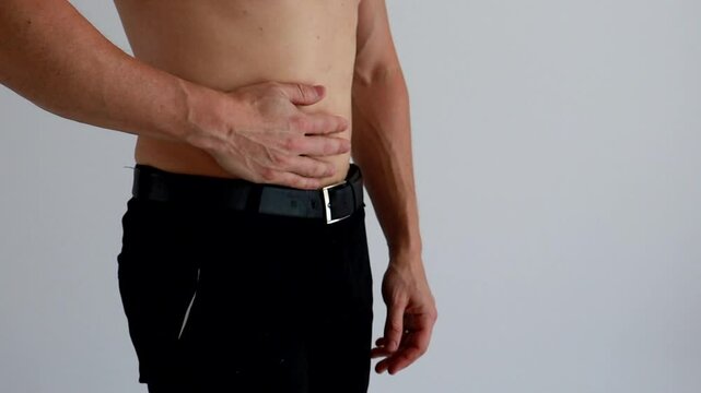homem passa m&atilde;o na barriga , dor de barriga 