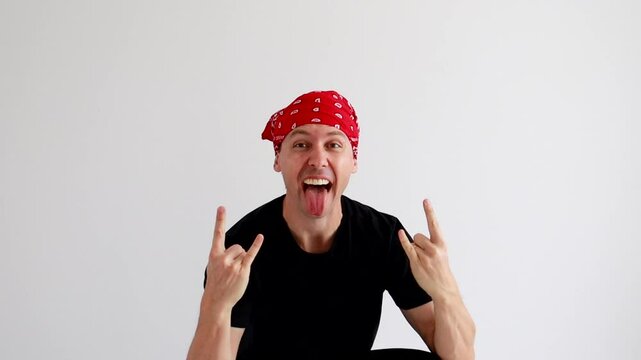 homem estilo rock express&atilde;o positiva 