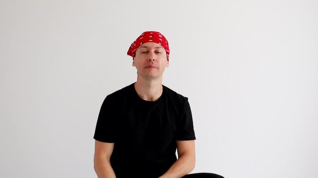 homem estilo rock express&atilde;o positiva 