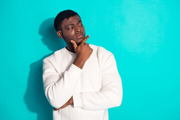 Photo portrait of attractive young man suspicious look empty space dressed stylish white clothes...