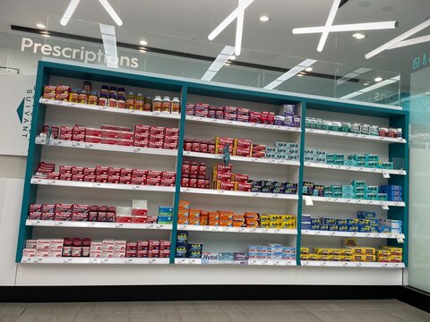 &Eacute;tag&egrave;res avec diff&eacute;rents produits pharmaceutiques dans une pharmacie