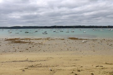 La plage le long de la rivière la Rance, village de Saint-Suliac, département d'Ille et Vilaine, Bretagne, France