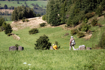 Turyści z plecakami chodzą po górach, kobieta i mężczyzna, kamienny krąg.