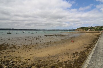 La plage le long de la rivière la Rance, village de Saint-Suliac, département d'Ille et Vilaine, Bretagne, France