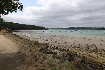 La plage le long de la rivière la Rance, village de Saint-Suliac, département d'Ille et Vilaine,...
