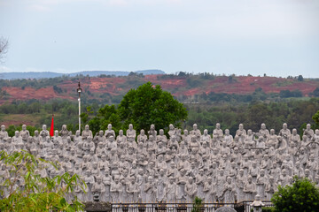 Large group of statues of monks or religious figures arranged in rows in buddhist temple Patung...