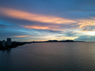 Naklejka premium 컬러풀한 노을과 함께하는 태국 파타야 남부의 나좀티엔 해변과 선착장, 방파제