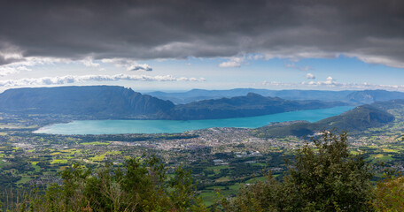 Le Lac du Bourget avec la ville Aix-les-Bains en avant plan en Savoie