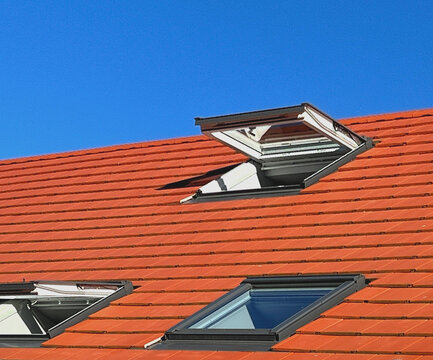 moderne Dachfenster an einem Schr&auml;gdach