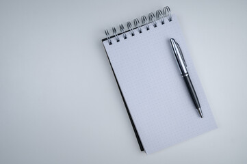 Leeres Notizblock mit Kugelschreiber auf einem weißem Tisch