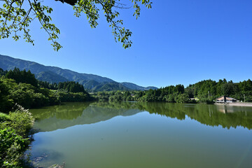 赤祖父池（あかそふいけ）水面に緑豊かな森の姿を映しています。
