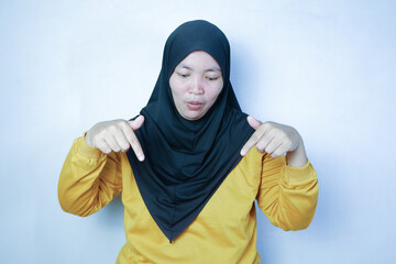 asian hijab women pointing down with fingers