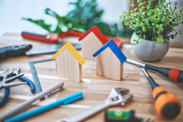 木製のミニチュア住宅と工具 diyイメージ