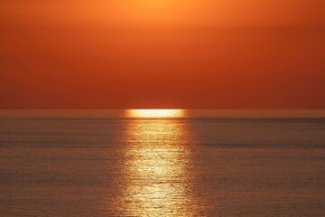 Fototapeta premium 夕日を浴びて輝くサンロードの海の情景