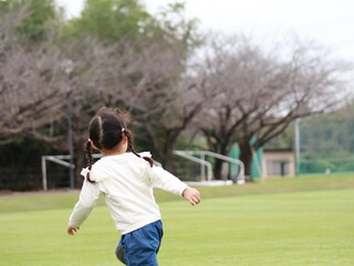 芝生を走る女の子