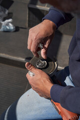 Persona trabajando el metal con sus manos, utilizando herremientas manuales