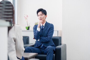 交渉が決裂して横柄な態度をとる営業マン