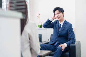 交渉が決裂して横柄な態度をとる営業マン