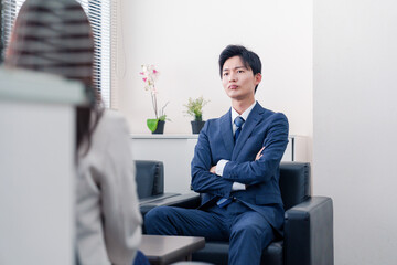 交渉が決裂して横柄な態度をとる営業マン