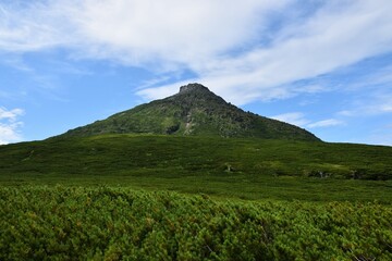 Fototapeta premium 初夏・晴天の羅臼岳