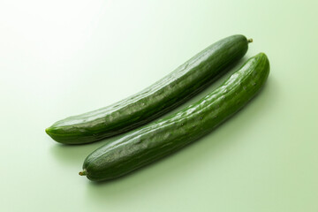 グリーン背景にきゅうり