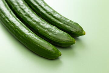 グリーン背景にきゅうり