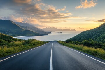 Naklejka premium Morning highway and coastal nature scenery