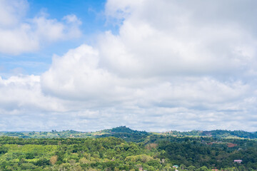 Obraz premium a lush, green landscape under a partly cloudy sky