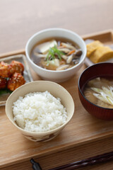 木のテーブルの上に置かれた日本の健康的な家庭料理