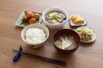 木のテーブルの上に置かれた日本の健康的な家庭料理