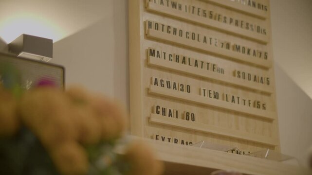 acercamiento a un ramo de flores de cempas&uacute;chil en una cafeter&iacute;a