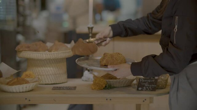 manos de una persona escogiendo un par de muerto en panader&iacute;a