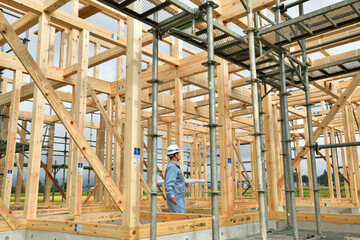 注文住宅建築工事の点検を行う現場監督